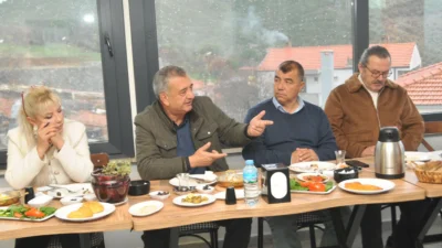 İzmir Güzelbahçe Belediye Başkanı Mustafa Günay, ilçedeki mahalle muhtarlarıyla bir