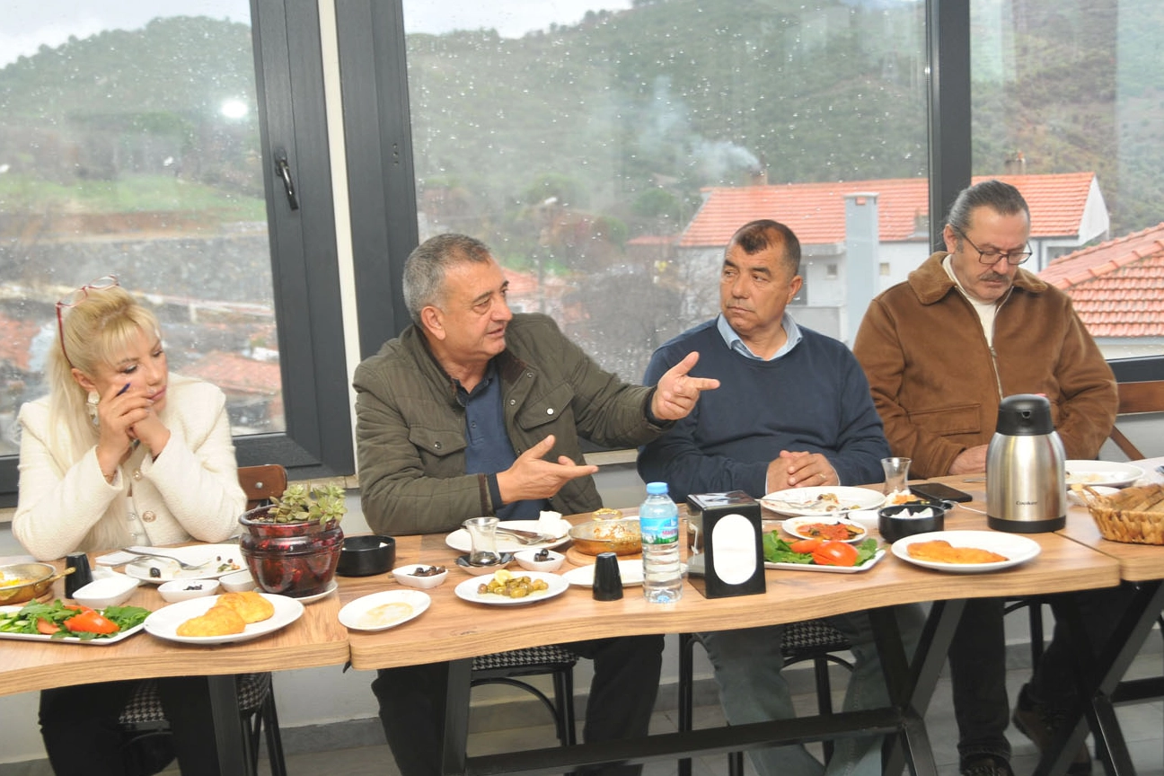 İzmir Güzelbahçe Belediye Başkanı Mustafa Günay, ilçedeki mahalle muhtarlarıyla bir
