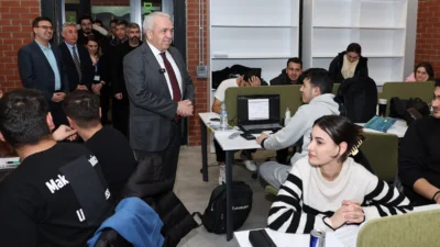 Bursa Nilüfer Belediye Başkanı Şadi Özdemir, finallere hazırlanan üniversiteli öğrencileri