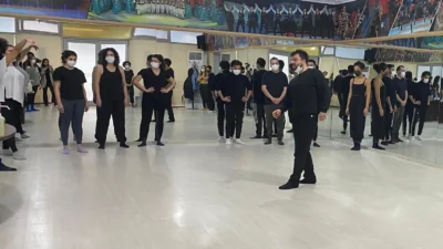 Bursa Büyükşehir Belediyesi Şehir Tiyatrosu, yeni yetenekleri sahnelere kazandırmak ve