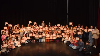 Bursa’nın Yıldırım ilçesinde belediyenin düzenlediği ‘Çocuk Drama Kursu’ ilk mezunlarını