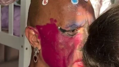 Hollywood yıldızı Dwayne Johnson kızlarının kendisine makyaj yaptığı eğlenceli anları