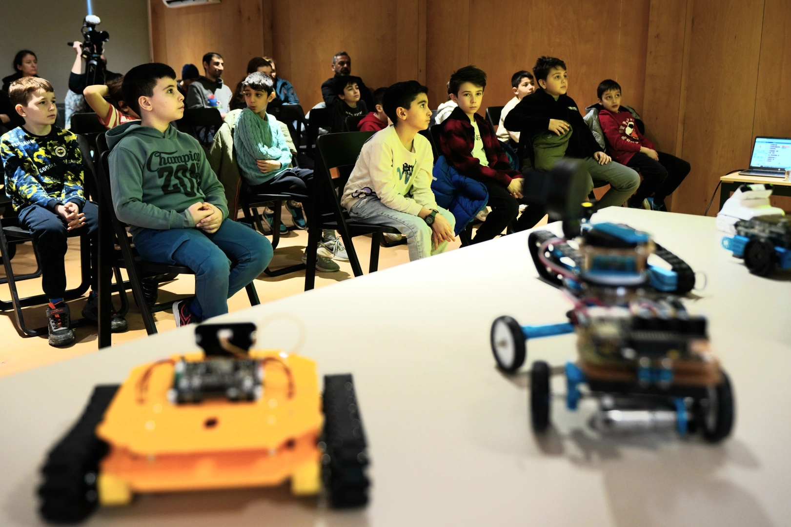 İstanbul’da Beylikdüzü Belediyesi, robotik kodlama eğitimiyle ortaokul öğrencilerini geleceğin robotik