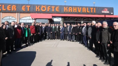 Kocaeli Büyükşehir Belediye Başkanı Tahir Büyükakın, Başiskele’de esnaf ve vatandaşlarla