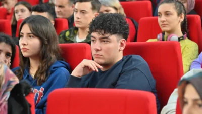 Manisa Büyükşehir Belediyesi, gençlerin eğitim hayatına destek olmaya devam ediyor.