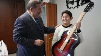 Muğla’ya bağlı Milas Belediye Başkanı Fevzi Topuz, kendisinden gitar talebinde