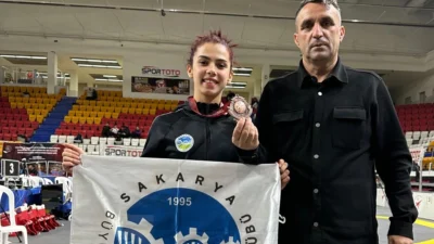 Sakarya Büyükşehir Belediyesi’nin başarılı taekwondo sporcusu İnci Tarakçı, Ankara’da düzenlenen