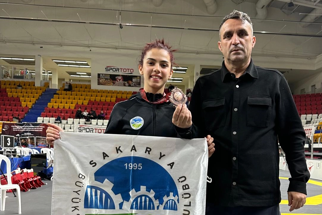 Sakarya Büyükşehir Belediyesi’nin başarılı taekwondo sporcusu İnci Tarakçı, Ankara’da düzenlenen