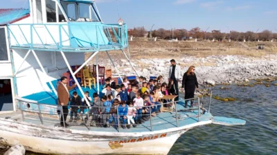 Van Erciş’te okuma yazmayı öğrenen birinci sınıf öğrencileri, öğretmenlerinin Van
