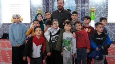 Kocaeli Büyükşehir’in düzenlediği “Babamla İlk Saftayım” etkinliğinde, çocuklar babalarıyla camide