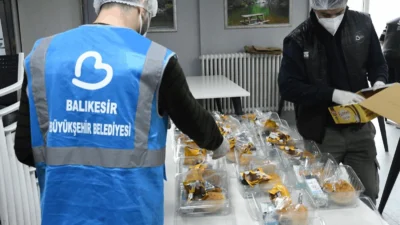 Ekonomik kriz nedeniyle geçim sıkıntısı çeken aileleri yalnız bırakmayan Balıkesir
