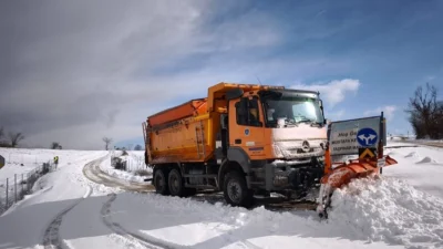 Bursa’da ana arterlerde ve kırsal mahalle yollarında karla mücadele çalışmalarını