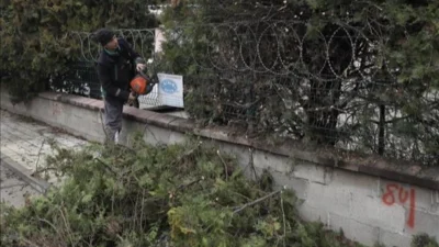 Bursa İnegöl Belediyesi araçlar için tehlike oluşturan ve kaldırımlarda yaya