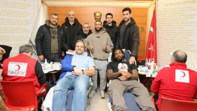Kocaeli’de Çayırova Belediyesi Basketbol Takımı sporcuları, Türk Kızılay Çayırova Şubesi’nin