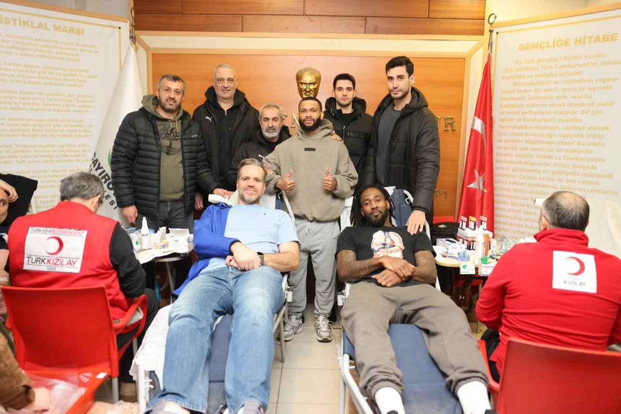 Kocaeli’de Çayırova Belediyesi Basketbol Takımı sporcuları, Türk Kızılay Çayırova Şubesi’nin
