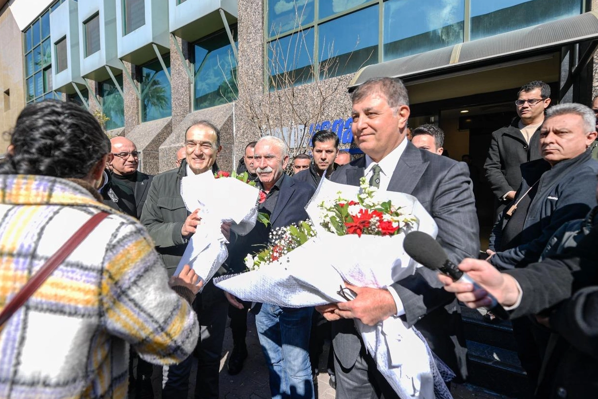 İzmir Büyükşehir Belediye Başkanı Dr. Cemil Tugay, kendisini çiçeklerle ziyarete