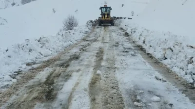 Diyarbakır Büyükşehir Belediyesi ekipleri, 69 kırsal mahallede kar yağışı nedeniyle