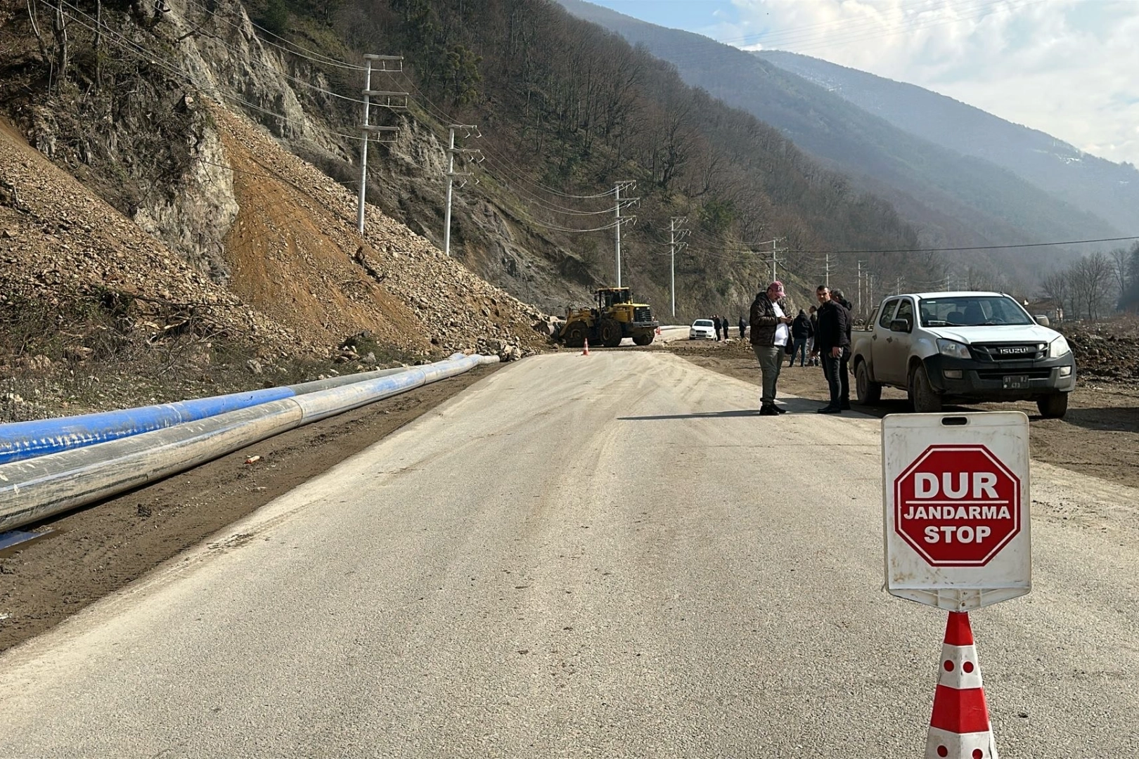 Düzce’de 5 köyü birbirine bağlayan grup yolunda heyelan yaşandı. Sibel
