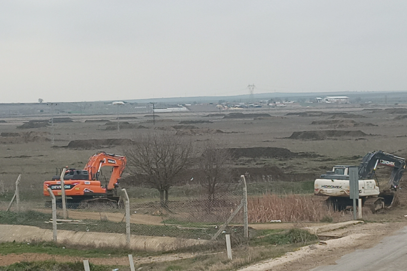 Edirne’nin Keşan ilçesine bağlı Kılıçköy’deki açılan yüzlerce çukur merak konusu