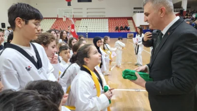 Kocaeli’de Gölcük Belediyespor bünyesindeki Taekwondo branşında bulunan 270 sporcu, düzenlenen