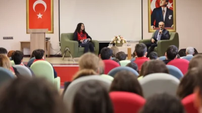 Kocaeli Çayırova Belediye Başkanı Bünyamin Çiftçi, ‘Kariyer Günleri’ kapsamında Çayırova’daki