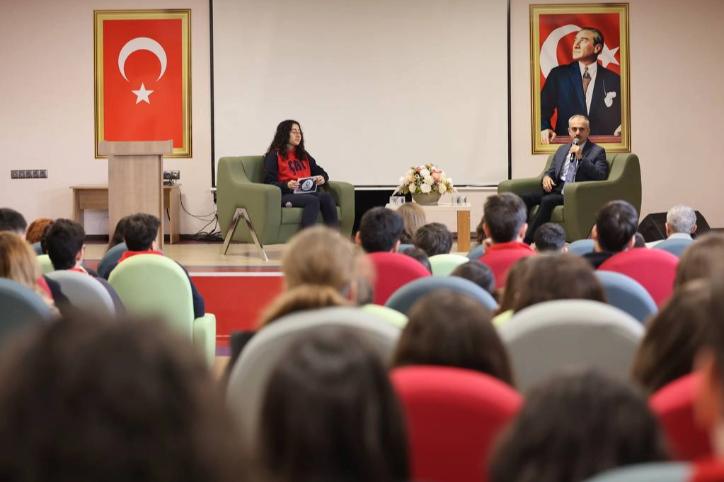 Kocaeli Çayırova Belediye Başkanı Bünyamin Çiftçi, ‘Kariyer Günleri’ kapsamında Çayırova’daki