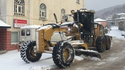 Nilüfer Belediyesi ekipleri, kar yağışı ve soğuk hava nedeniyle ilçe