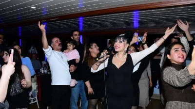Şahsenem her akşam İranliısevenleriyle İstanbul Boğazı’nda 90’lı yılların ve Türk