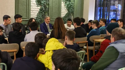 Sakarya’da Erenler’de gençlerin çay davetini kabul eden Başkan Yusuf Alemdar,