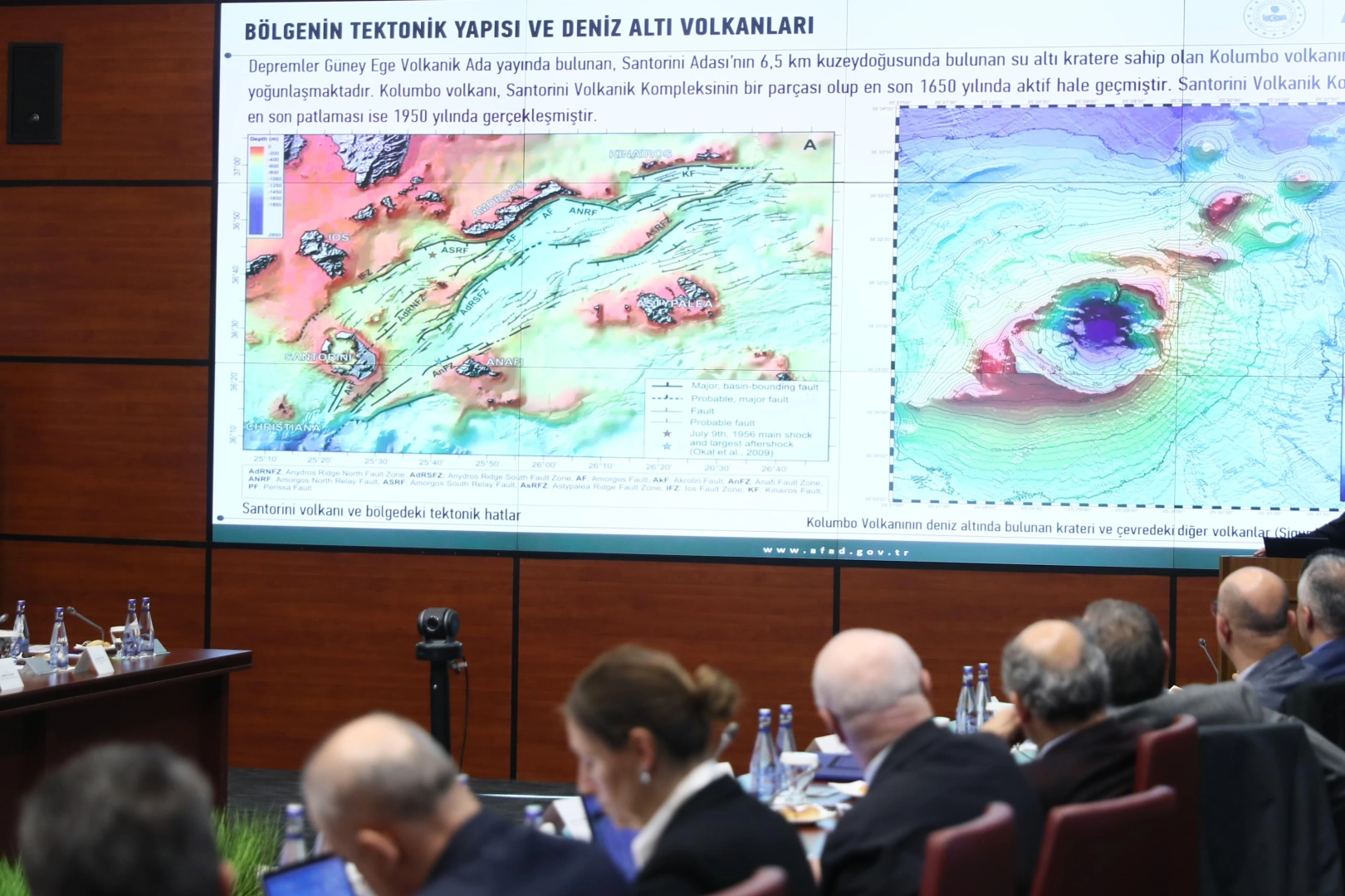 Ege Denizi’ndeki Santorini Adası’nda son günlerde gözlemlenen sismik aktivite ve