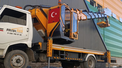 Yüksek noktalarda güvenli ve verimli çalışma sağlamak için sepetli platform