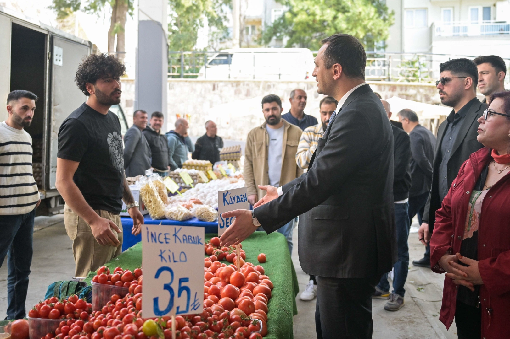 İzmir’de Bornova Belediye Başkanı Ömer Eşki, saha gezileri kapsamında EVKA-3