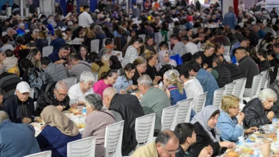 ​İzmir Büyükşehir Belediyesi’nin ramazan ayı boyunca 30 ilçede kurduğu iftar