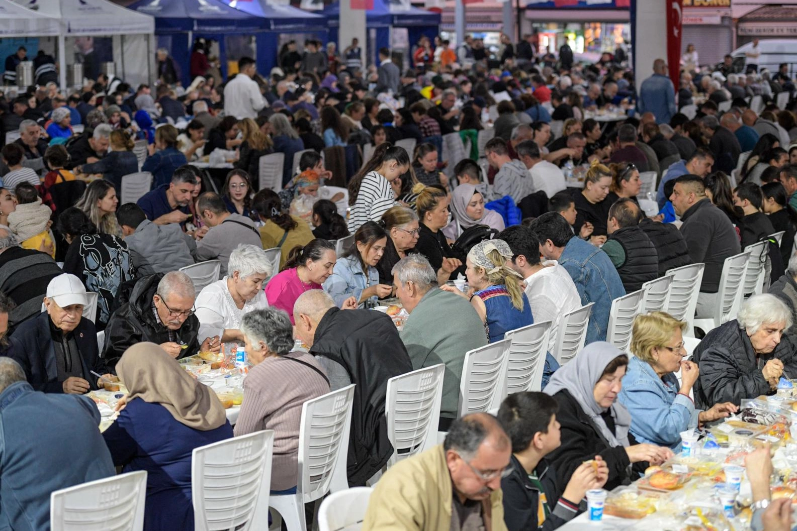 ​İzmir Büyükşehir Belediyesi’nin ramazan ayı boyunca 30 ilçede kurduğu iftar