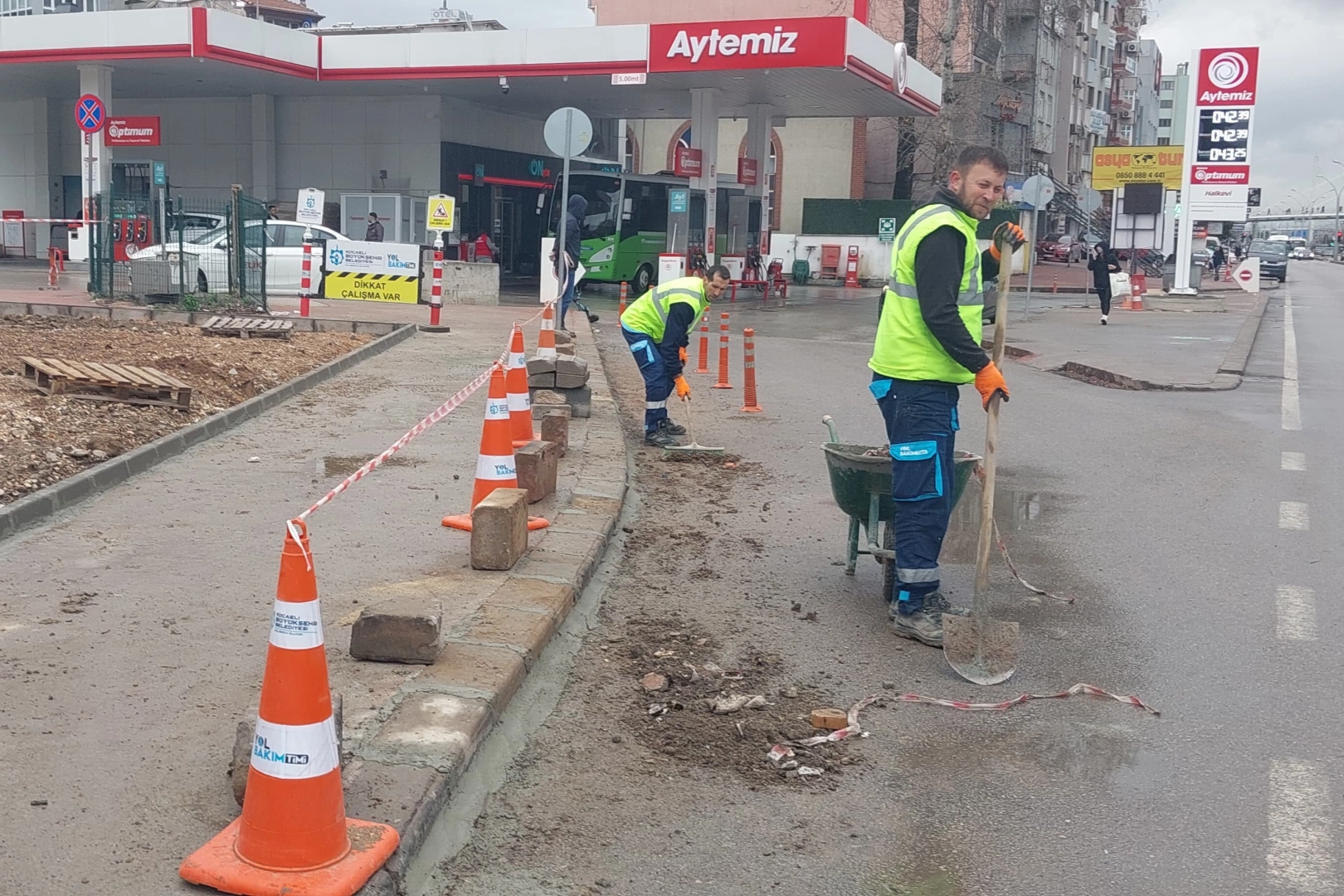 Kocaeli Büyükşehir Belediyesi, şehir genelinde yaya ve araç güvenliğini artırmak