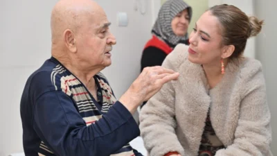 Manisa’nın Soma İlçesi’nde, 90 yaşındaki babası Erhan Tonguç ile olan