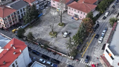 Sakarya Büyükşehir Belediyesi, eski Atatürk İlkokulu’nun bahçesini otopark olarak hizmete
