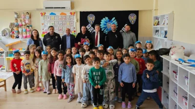 Antalya’nın Kumluca ilçesindeki Mimar Sinan İlkokulu’nda polis haftası kapsamında renkli