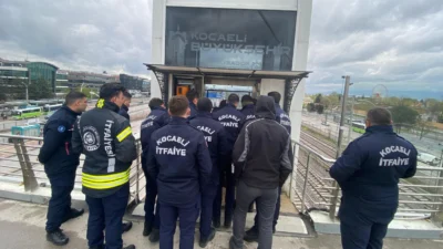 Kocaeli Büyükşehir Belediyeis İtfaiyesi, yeni göreve başlayan personele “Asansörlerde Kurtarma”