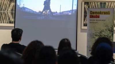 İzmir Büyükşehir Belediyesi’nin çatısı altında faaliyet gösteren Akdeniz Akademisi’nde Demokrasi