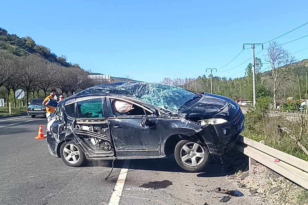 Bilecik’in Pazaryeri ilçesinde iki otomobilin karıştığı trafik kazasında bir araç