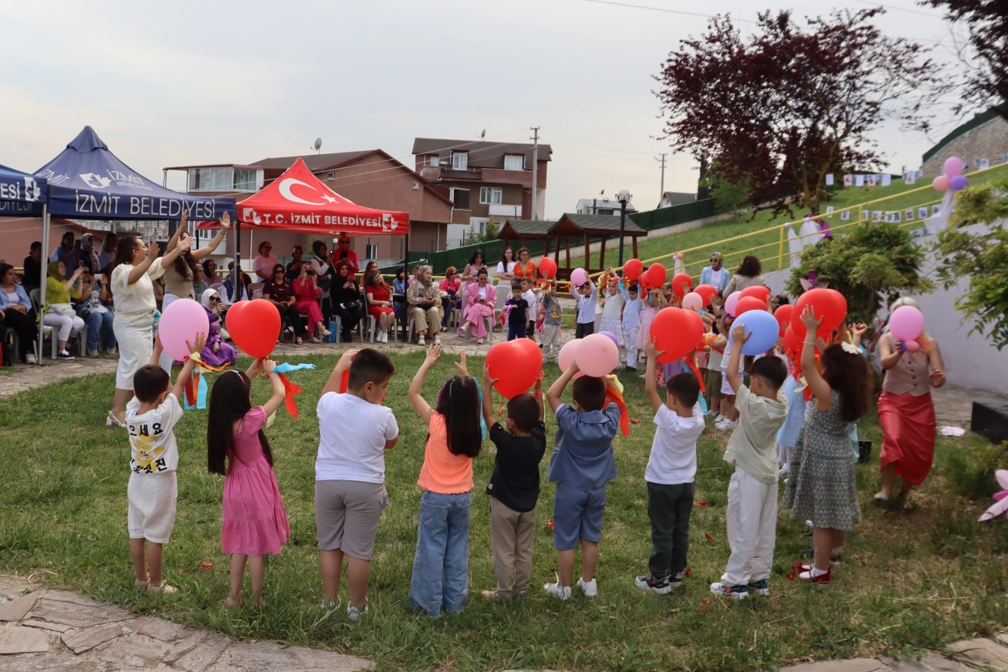 İzmit Belediyesi Çınar Çocuk Evleri’nde eğitim gören minikler, Anneler Günü’nü