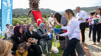 İzmir’de Güzelbahçe Belediyesi, Anneler Günü nedeniyle Güzelbahçeli anneleri kahvaltıda bir