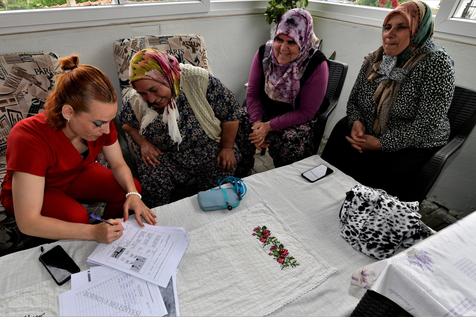 İzmir’de Bornova Belediyesi’nin Köyde-İz Projesi kapsamında Beşyol Mahallesi’nde kadın sağlığı,