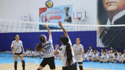 İzmir’de Karabağlar Belediyesi Spor Okulları’nda eğitim alan Voleybol, Basketbol ve