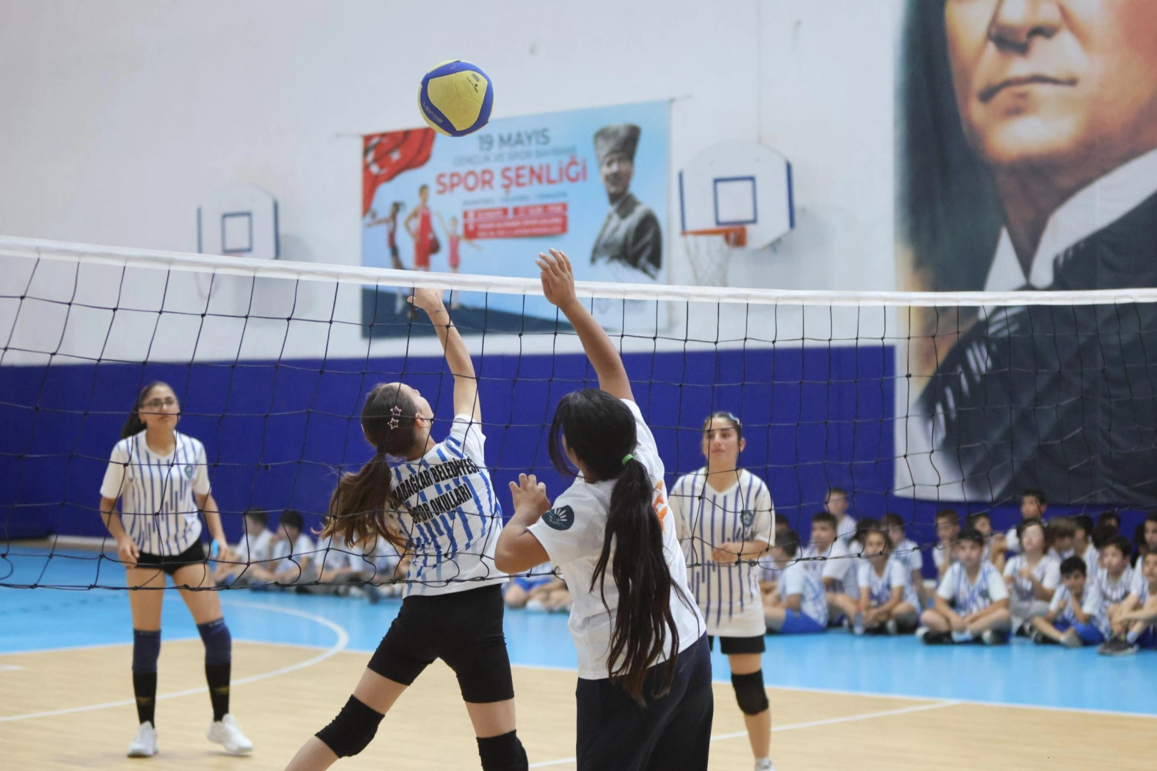 İzmir’de Karabağlar Belediyesi Spor Okulları’nda eğitim alan Voleybol, Basketbol ve