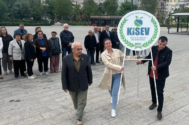 Keşan’da 10-16 Mayıs Engelliler Haftası etkinlikleri, Cumhuriyet Meydanı’nda düzenlenen çelenk