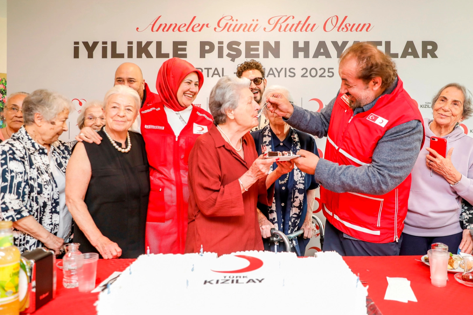 Türk Kızılay, Anneler Günü’nde deprem bölgesinde anne ve çocuklara yönelik