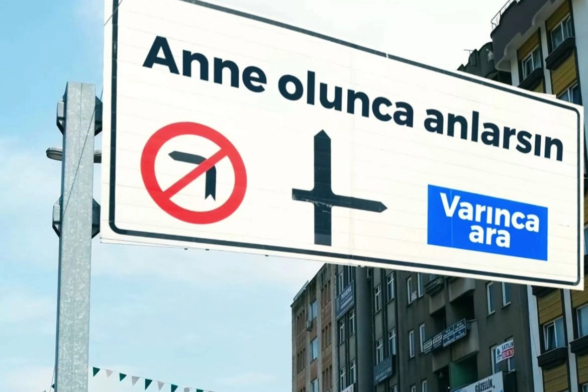 Kocaeli Büyükşehir Belediyesi’nin Anneler Günü’ne özel olarak hazırladığı, trafik levhalarına