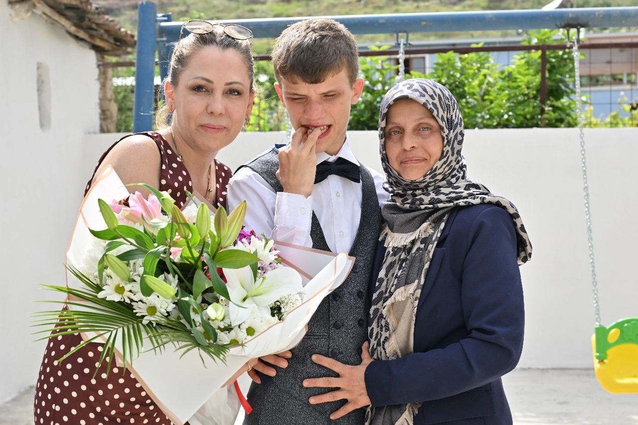 Manisa Büyükşehir Belediyesi, Evde Bakım Hizmetleri kapsamında annesine destek sağladığı
